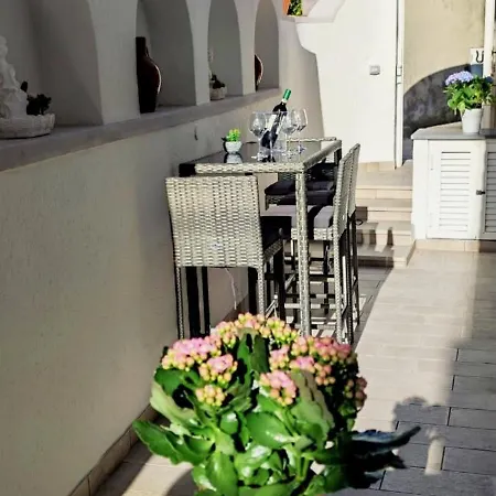 Lusi House Apartament *